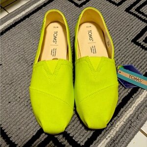 SALE FIRM!!!!! NEON YELLOW TOMS ALPARGATA WOMEN 7.5 NWT
